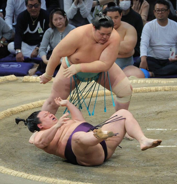 美ノ海（手前）を上手ひねりで下した琴桜（カメラ・朝田　秀司）