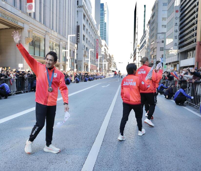 「パリ五輪・パリTEAM JAPAN応援感謝イベント」のパレードに臨む総合馬術団体銅メダルの大岩（撮影・河田真司）