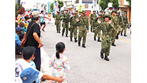 沿道の市民に手を振る隊員たち＝3日、市内