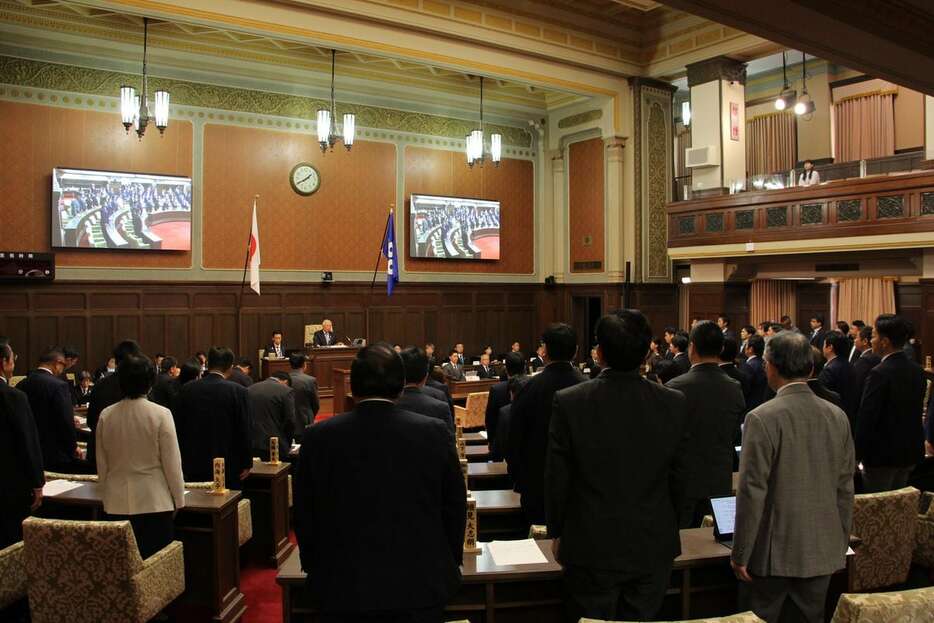 宿泊税についての条例改正案などを賛成多数で可決した大阪府議会＝5日午後、大阪市中央区（藤谷茂樹撮影）