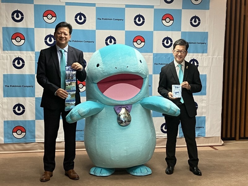 ヌオー（中央）を挟んで発売予定のコラボ商品を手にするポケモンの伊藤憲二郎CBO（左）と浜田省司高知県知事＝高知市の県庁で2024年11月11日午前11時15分、小林理撮影