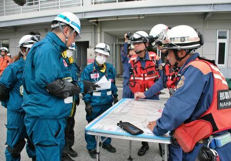 要救助者の情報を共有するＤＭＡＴと消防局＝１０月２３日、那覇市消防局中央消防署