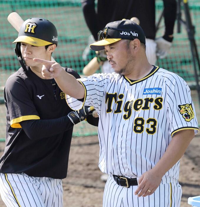 　中野を指導する小谷野コーチ