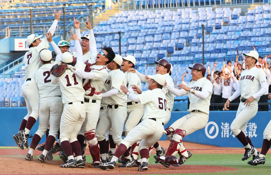 東京六大学野球秋季リーグ戦の優勝決定戦、明大―早大が１２日、神宮球場で行われ、早大が４―０で勝って春に続き２季連続の優勝を果たした。歴代最多の通算４８度目の制覇。写真は喜ぶ早大の選手ら。