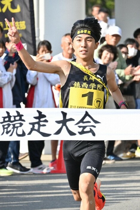 フィニッシュテープを切る鎮西学院の内田涼太選手＝長崎県諫早市宇都町で2024年11月5日午後2時29分、百田梨花撮影