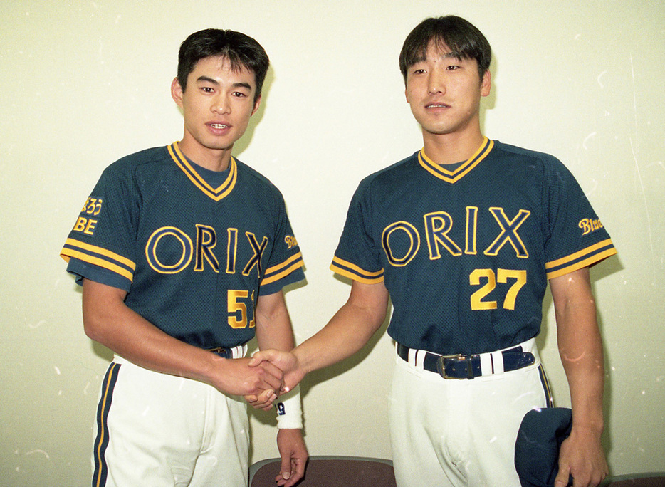 オリックス選手時代の中嶋氏（右）とイチロー氏