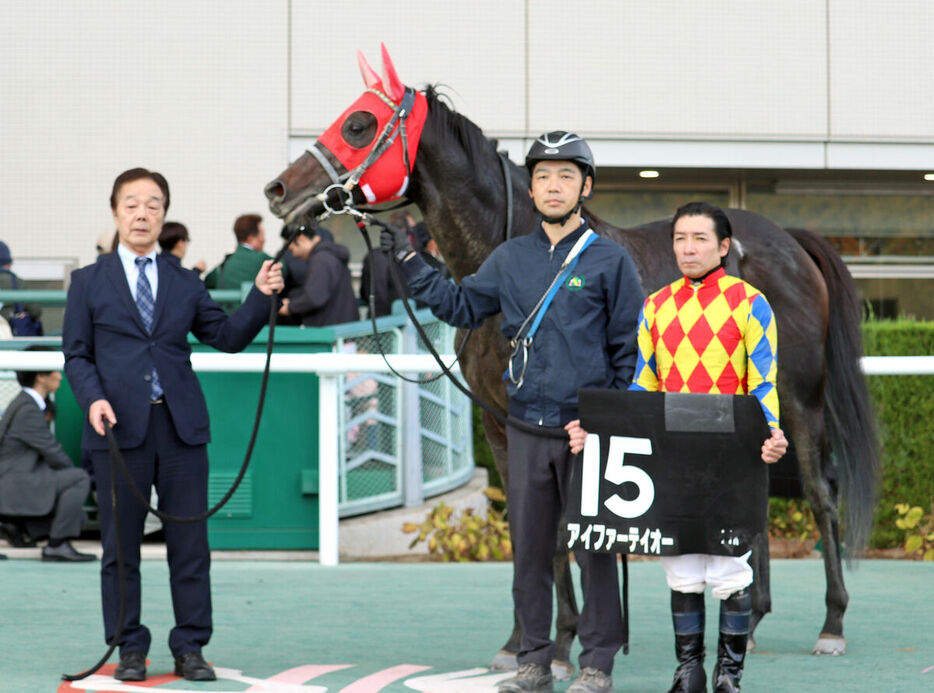 奥羽Ｓを制したアイファーテイオー（右は内田博騎手、左は鮫島調教師）（カメラ・浅子　祐貴）