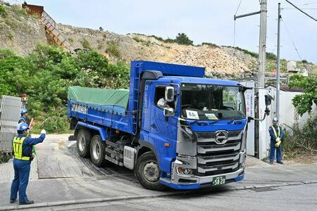 辺野古埋め立て用とみられる資材を積んで採石場を出るダンプカー＝２０日午後１時３１分、沖縄県うるま市・宮城島（金城健太撮影）