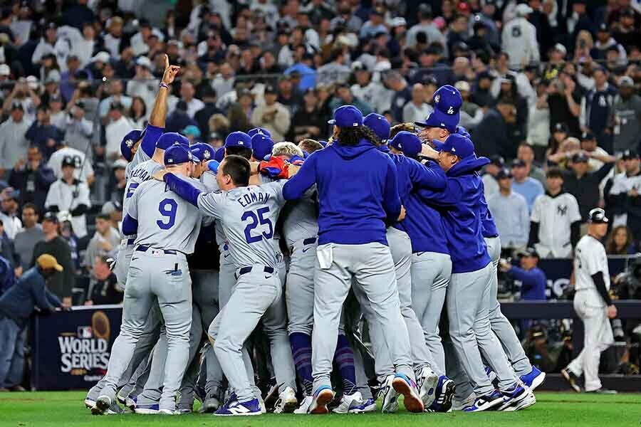 優勝し歓喜するドジャースの選手たち【写真：ロイター】