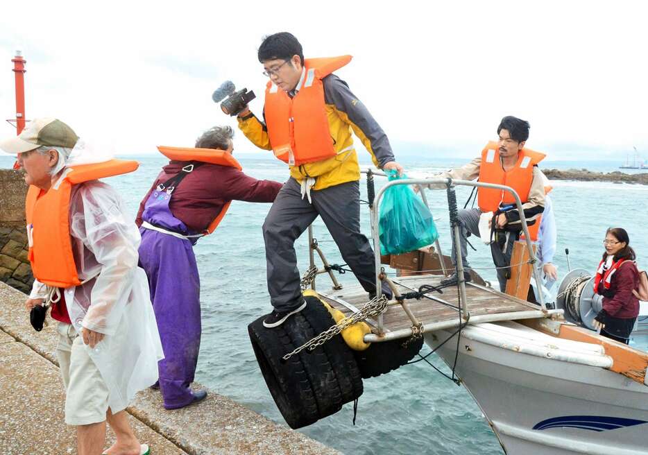 上陸する弁護団ら＝西之表市馬毛島、１５日午後２時半ごろ