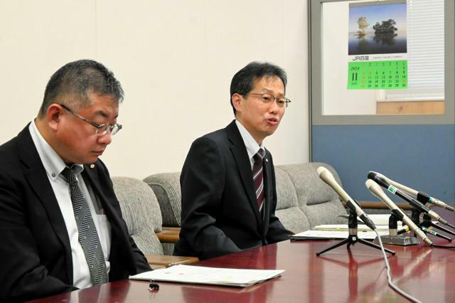 大規模停電が起こった経緯を説明する四国電力送配電の高畑浩二副社長（右）ら=2024年11月12日午後3時51分、高松市サンポート、和田翔太撮影