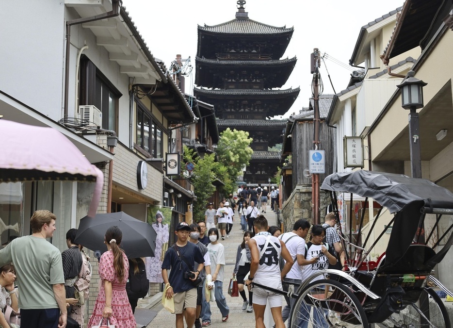 訪日客らでにぎわう京都市内＝2024年6月