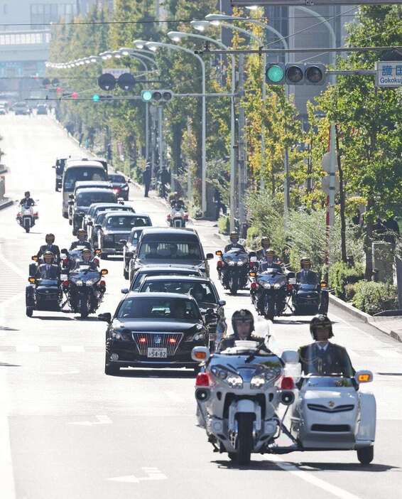 三笠宮妃百合子さまのひつぎを乗せた霊車とともに、豊島岡墓地に向かう車列＝26日午前、東京都文京区（鴨志田拓海撮影）