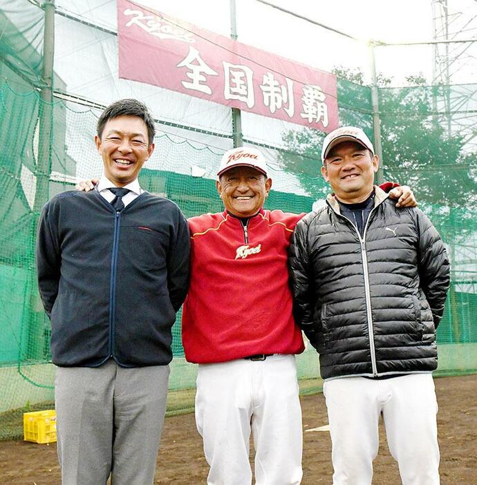 （右から）来年度から指揮を執る植竹幸一部長、本多利治現監督、新部長に就任する増田剛コーチ＝5日午後、同校グラウンド