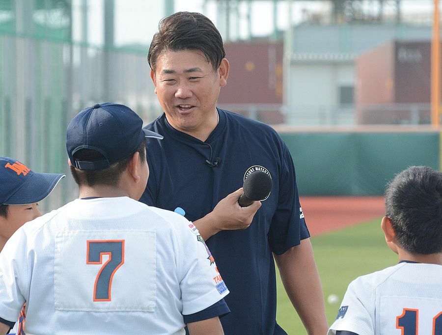 子どもたちの質問に答える松坂大輔さん