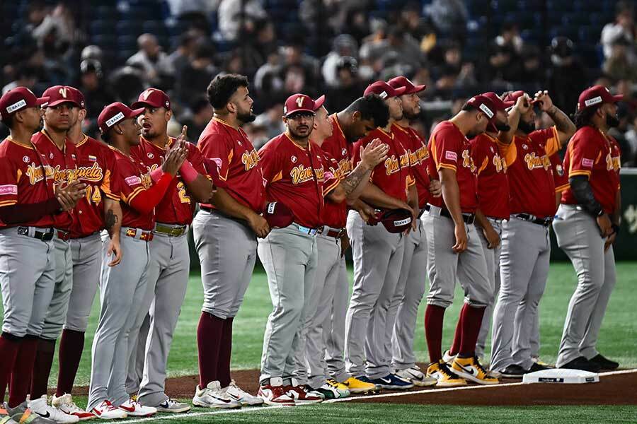 日本戦で試合前に整列したベネズエラ代表【写真：中戸川知世】