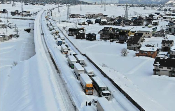 2020年12月にに関越道で発生した大規模な車両滞留の様子。解消までに最大50時間を要した（画像：NEXCO東日本）。