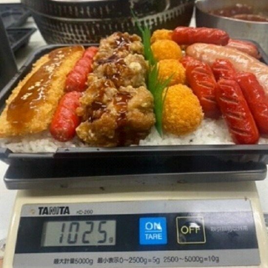 これぞ上げ底弁当の真逆をいく1キロ弁当