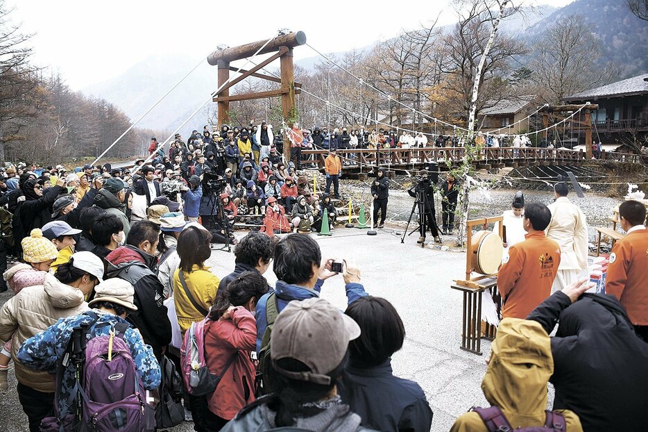 河童橋のたもとで行われた閉山式。多くの観光客に見守られて今年の観光シーズンを終えた