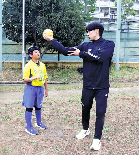 プロ選手がハンドボールの投げ方を指導した（１０日、渋谷区で）