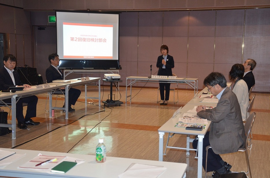 上下分離方式について議論を交わす出席者（市文化会館で）