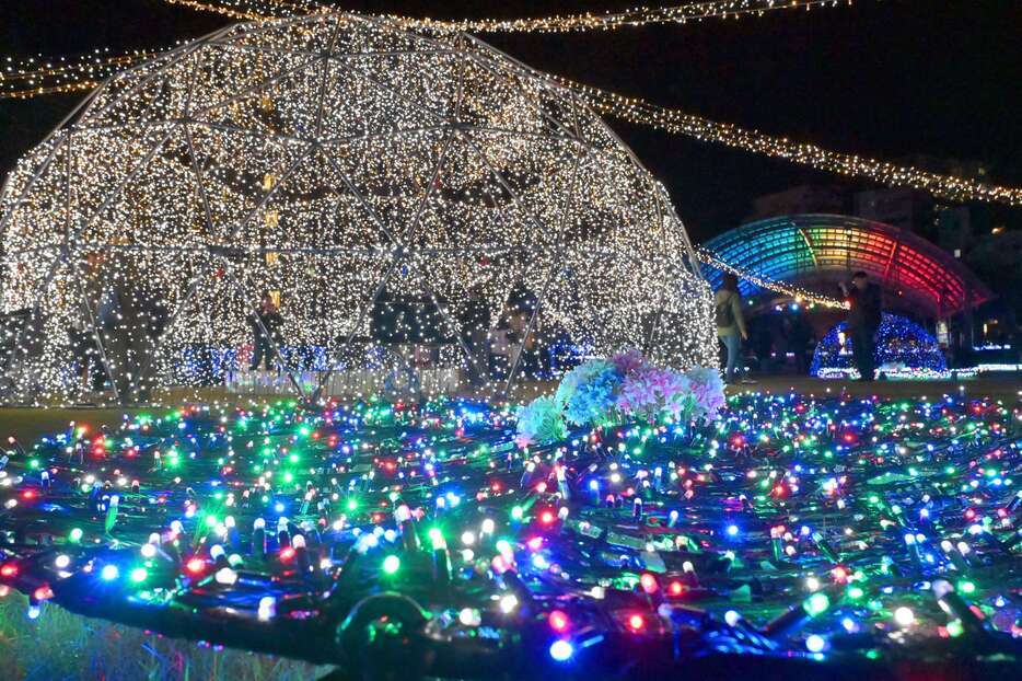 天文館公園の広場を彩る色とりどりのイルミネーション＝２９日、鹿児島市千日町