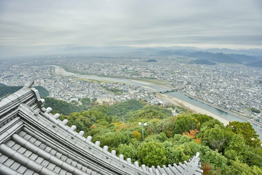 岐阜城の天守閣より。瓦越しに広がる森と街のコントラストが見事（撮影：杉村航）