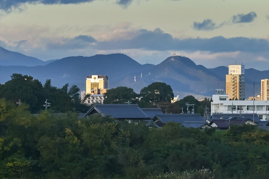 ビルの向こう、金華山の頂に輝く天守閣は遠くからでも目を引きます