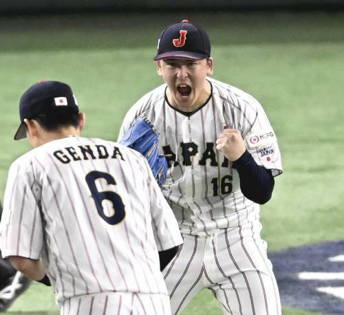 ７回２死２、３塁、井端監督のリクエストにより、打者セーフの判定が覆り喜ぶ隅田（右）（２４日）＝西孝高撮影