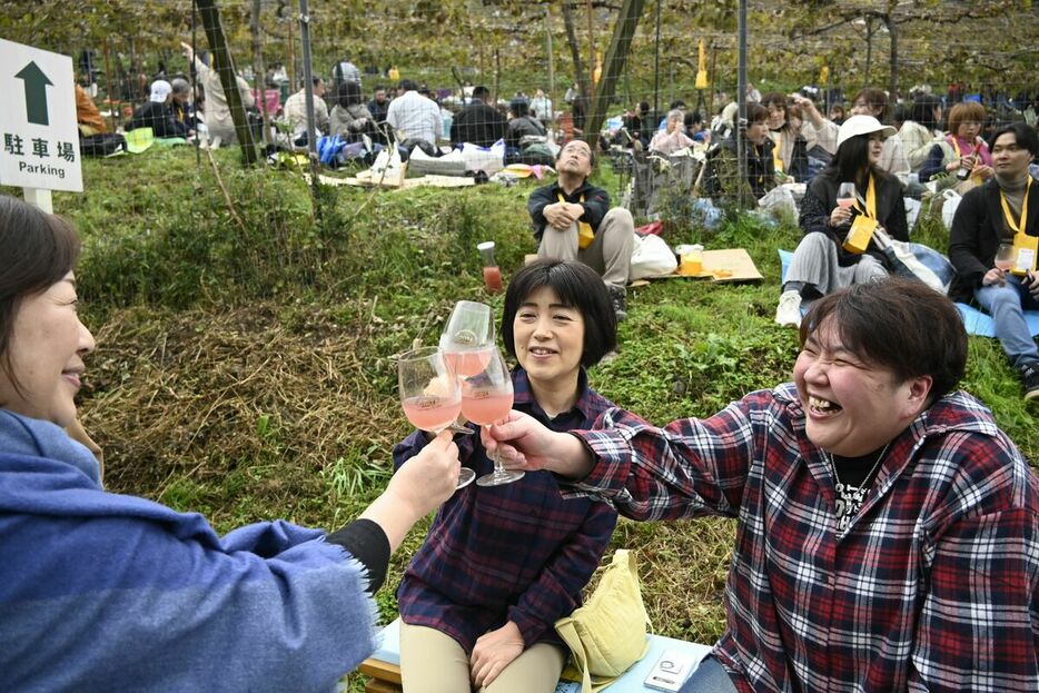 収穫祭でワインを楽しむ来場者