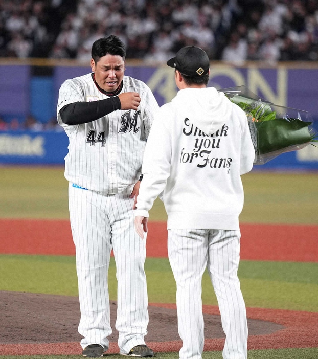 引退セレモニーで美馬からの花束贈呈に号泣する井上（撮影・沢田　明徳）