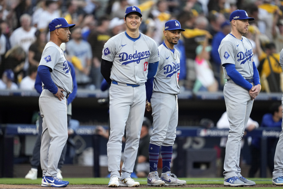 （左から）デーブ・ロバーツ監督、大谷翔平、ムーキー・ベッツ、フレディ・フリーマン　写真：AP／アフロ