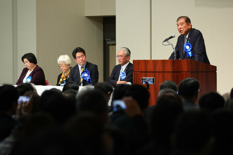 北朝鮮による拉致問題解決を求める国民大集会であいさつする石破茂首相（右端）。左端は拉致被害者の曽我ひとみさん、左から２人目は拉致被害者横田めぐみさんの母早紀江さん＝２３日午後、東京都千代田区