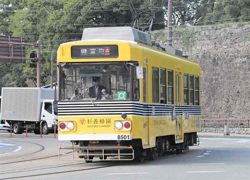 熊本市の中心部を運行する市電＝10月30日、同市中央区