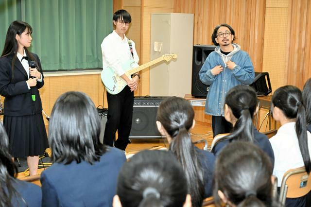 生徒の演奏に対してアドバイスをする後藤正文さん（右）=2024年11月7日午後4時42分、静岡県藤枝市の藤枝東高校、林国広撮影