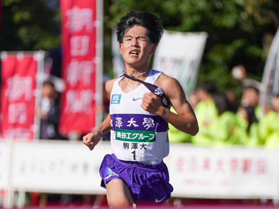 ８区で圧倒的な区間賞の走りを見せた駒大・山川　Photo by Wada Satoshi