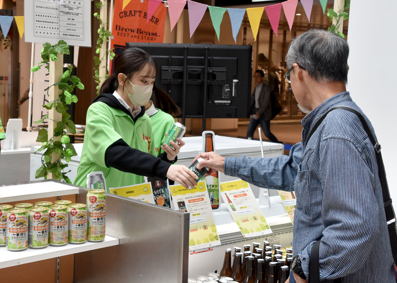 とれたてホップのビールが並んだ販売会