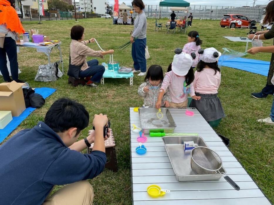 今年10月に矢切富士見公園（松戸市上矢切）で行われた「秋の親子フェスタ」で「あそびパーク やきりの」が設けたシャボン玉遊びスペース