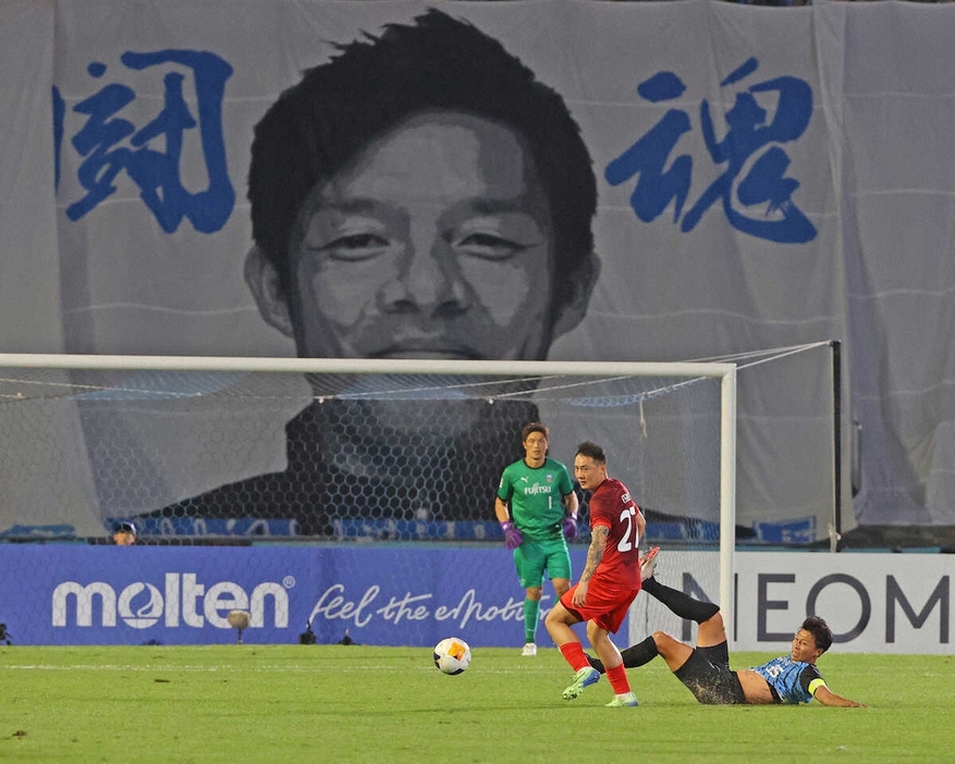 ＜ACL　川崎F・上海海港＞前半、鬼木監督の巨大フラッグを背に試合に臨む川崎F・丸山（右）（撮影・西海健太郎）