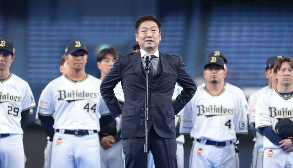 ファンに挨拶をしたオリックスの中嶋聡前監督＝京セラドーム大阪（撮影・林俊志）