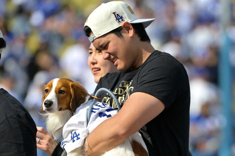 大谷翔平はドジャースタジアムでの祝賀会にも妻の真美子さんと愛犬「デコピン」と一緒に参加（写真：USA TODAY Sports/ロイター/アフロ）