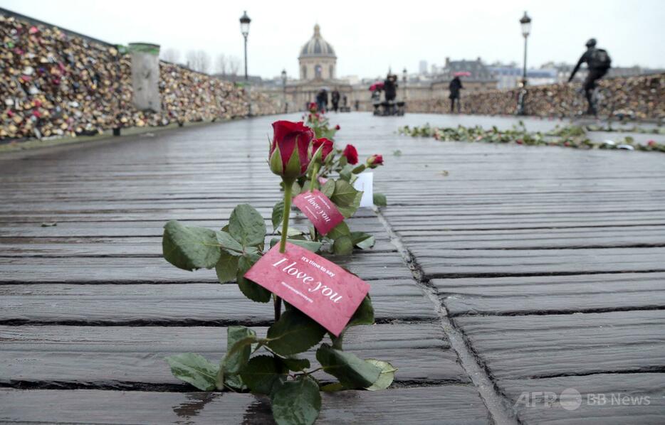 2月14日のバレンタインデーに合わせて置かれたバラの花束。仏パリで（2014年2月14日撮影、資料写真）。【翻訳編集】 AFPBB News