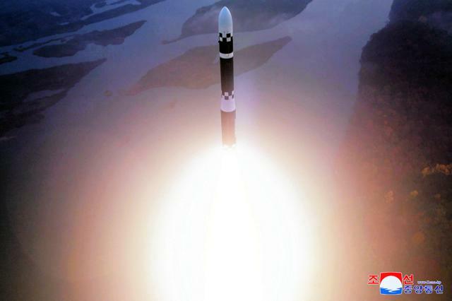 10月31日に行われた最新型大陸間弾道ミサイル（ICBM）「火星砲19」型の試射。朝鮮中央通信が配信した=朝鮮通信