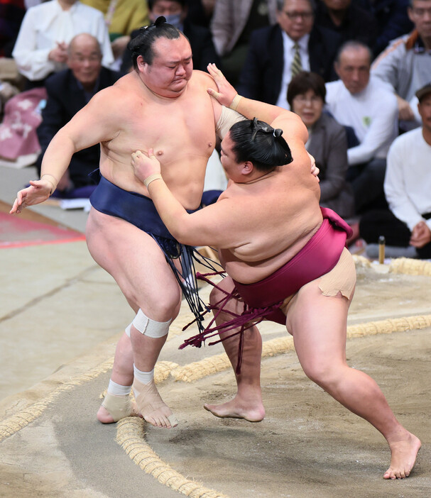 大相撲九州場所１０日目。御嶽海（右）は押し出しで宝富士を下す＝１９日、福岡国際センター