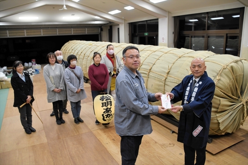 大寺市長の激励を受けた佐藤会長ら（左）