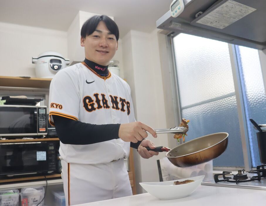 丸メシプロジェクトで都内の中高生向け施設を訪問し、肉巻きを作る巨人の丸佳浩