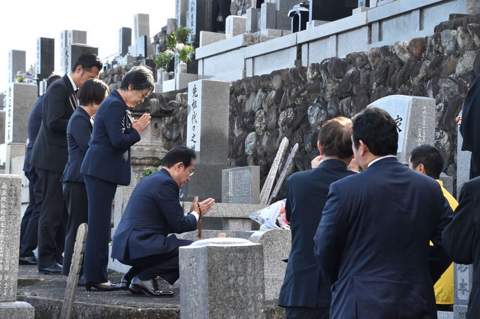 故望月義夫元環境相の墓参りをする岸田文雄前首相ら＝4日午後2時ごろ、静岡市清水区の龍華寺（代表撮影）