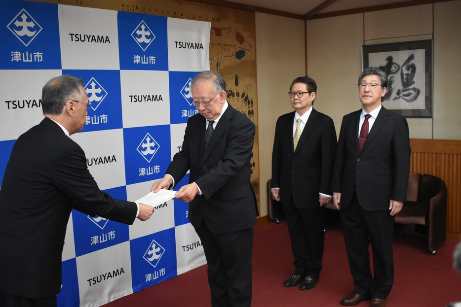 公立化を求める要望書を手渡す津山市医師会の大谷会長=岡山県津山市で