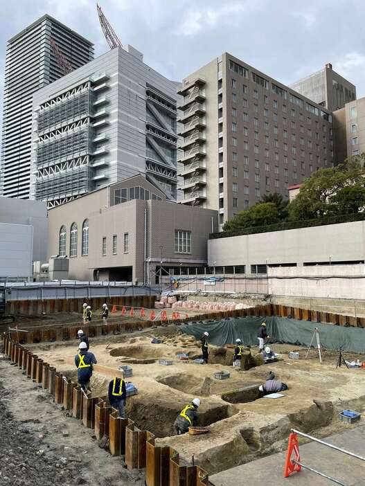 江戸時代にあった中之島蔵屋敷跡を調査する大阪市文化財協会の職員ら＝同市北区（同協会提供）