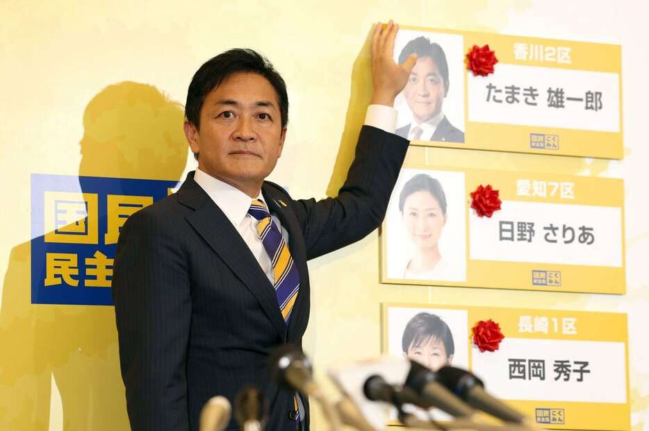 当選確実となった候補者に花をつける国民民主党の玉木雄一郎代表＝27日午後、東京都新宿区